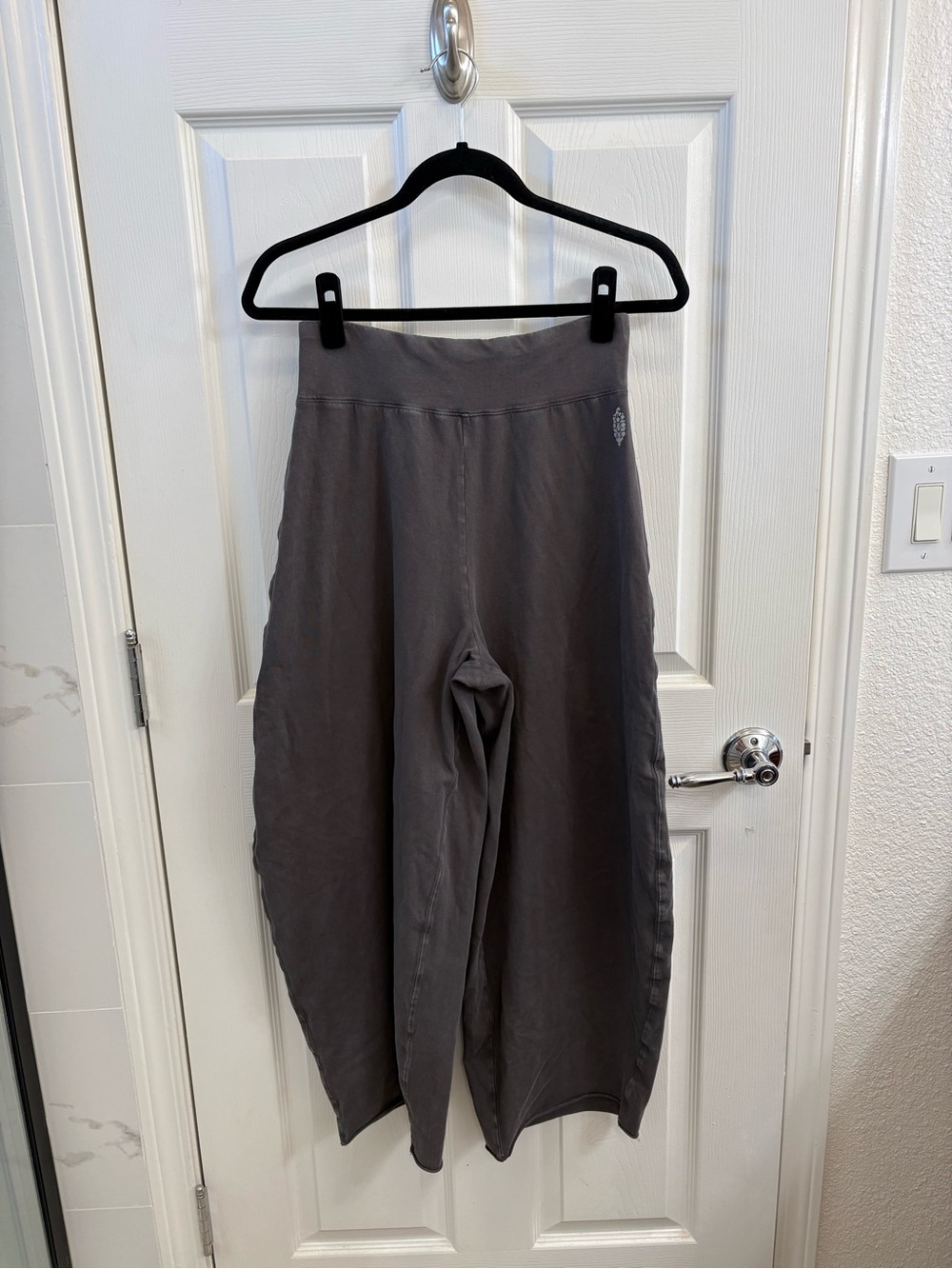 WORN ONCE FREE PEOPLE HOT SHOT EASY PANTS SIZE XS